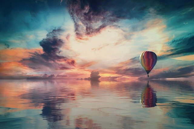 空と海と気球