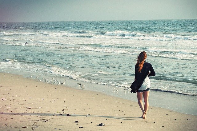 海岸を歩く女性