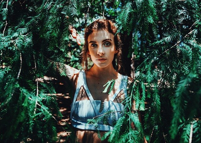 森林の中の美しい女性