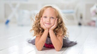 頬杖をついて微笑む美少女