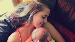 子どもを抱きしめる母親