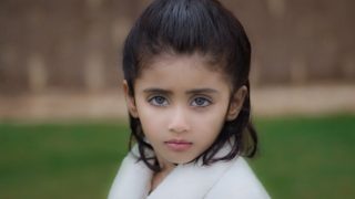まっすぐ見つめる少女