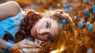 草むらで寝転がる女性