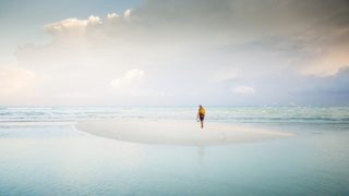 海の中で佇む1人の男性