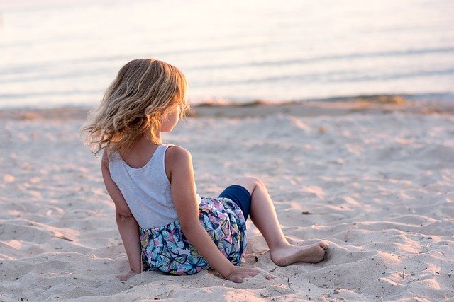 浜辺で海を眺める少女